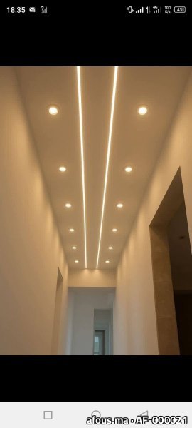 Faux plafond de couloir à lignes LED