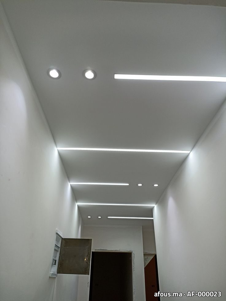 Faux plafond de couloir avec spots et LED — Marrakech