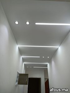 Faux plafond de couloir avec spots et LED — Marrakech