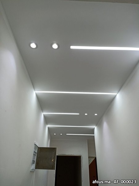 Faux plafond de couloir avec spots et LED