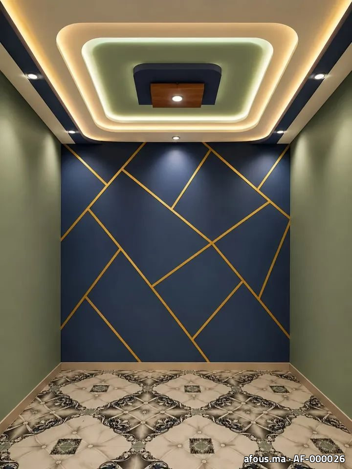 Faux plafond rétro-éclairé et mur bleu à filets dorés — Tanger