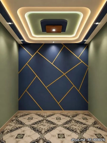 Faux plafond rétro-éclairé et mur bleu à filets dorés