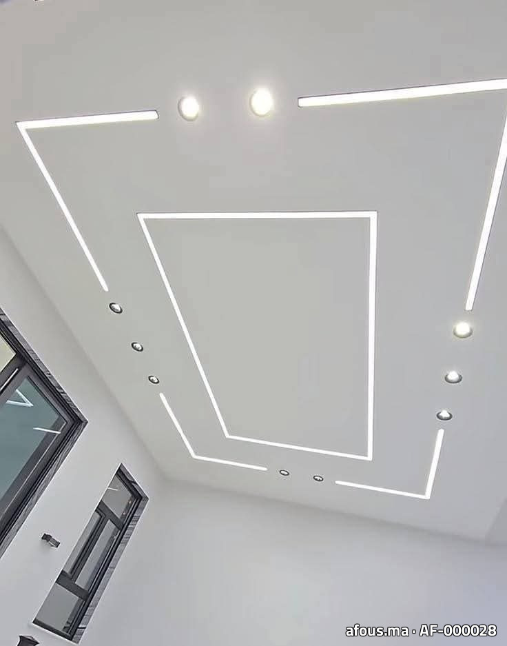 Faux plafond à lignes lumineuses LED trapezoidales et spots — Nador