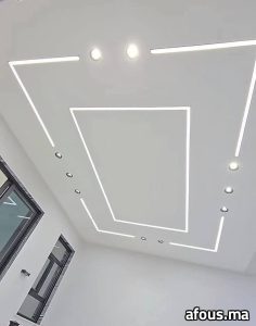 Faux plafond à lignes lumineuses LED trapezoidales et spots — Nador