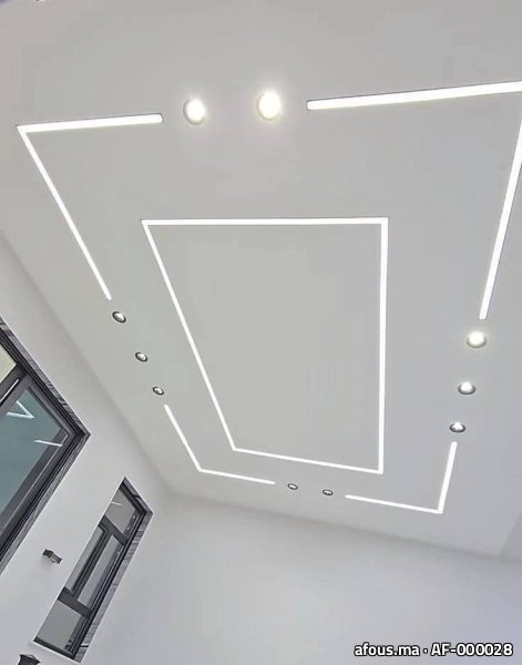 Faux plafond à lignes lumineuses LED trapezoidales et spots — Nador