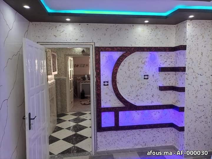 Niche télé rétroéclairée sur mur en enduit nacré — Meknès