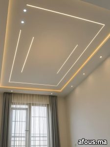 Faux plafond à cadre trapézoïdal à lignes LED, en cours — Casablanca