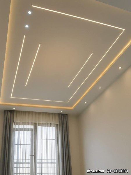 Faux plafond à cadre trapézoïdal à lignes LED, en cours