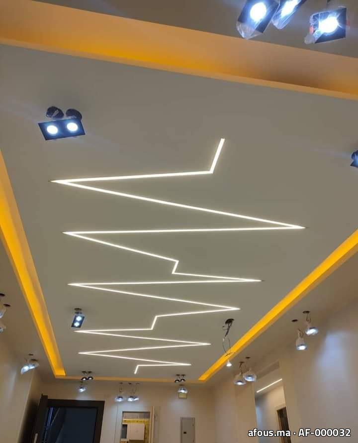 Faux plafond à lignes lumineuses LED en zigzag — Fès