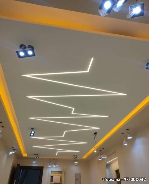 Faux plafond à lignes lumineuses LED en zigzag