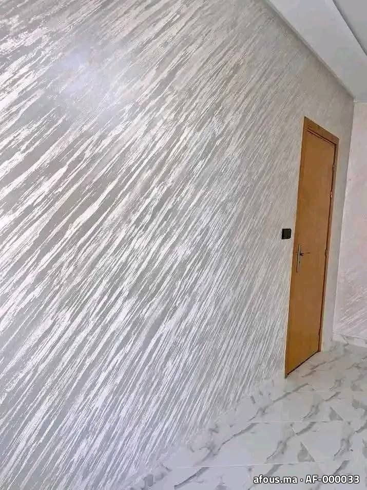 Mur en enduit décoratif métallisé argenté à effet strié — Laâyoune
