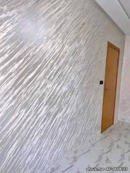 Mur en enduit décoratif métallisé argenté à effet strié