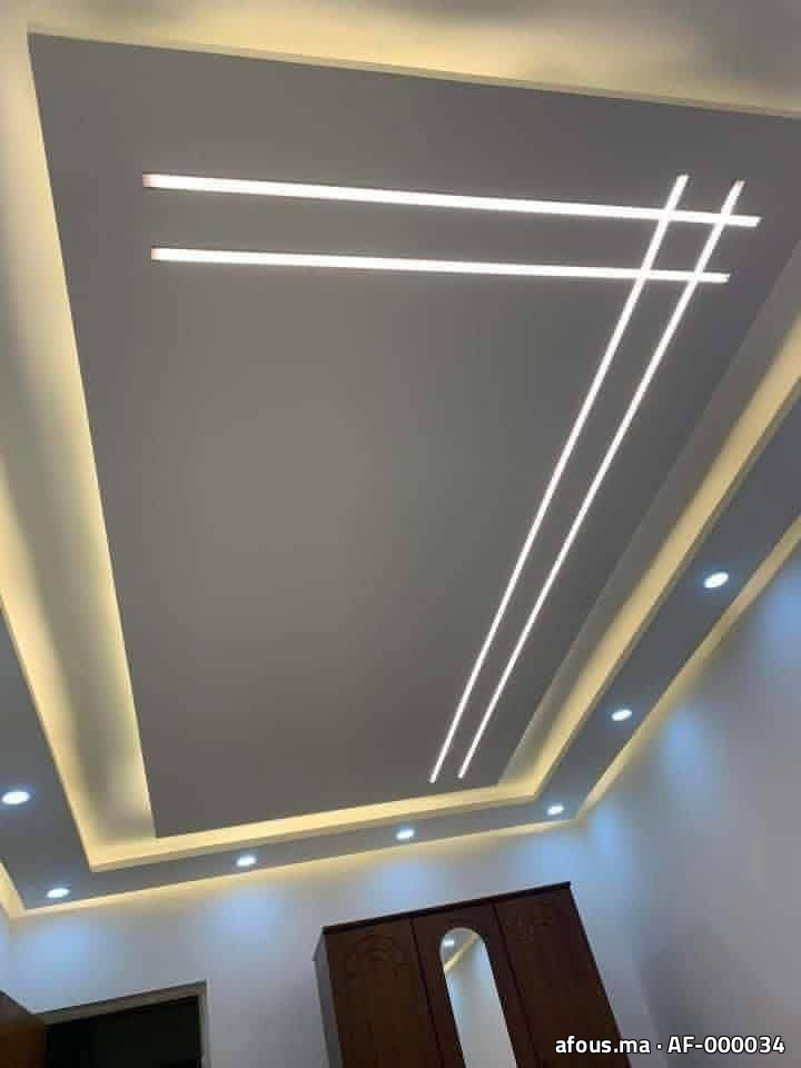 Faux plafond gris et blanc à lignes lumineuses LED croisées — Nador