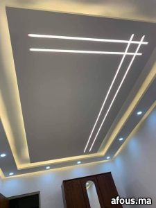 Faux plafond gris et blanc à lignes lumineuses LED croisées — Nador