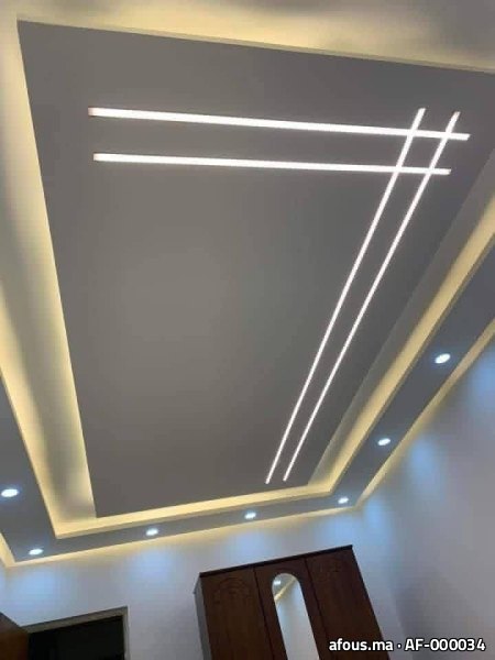 Faux plafond gris et blanc à lignes lumineuses LED croisées