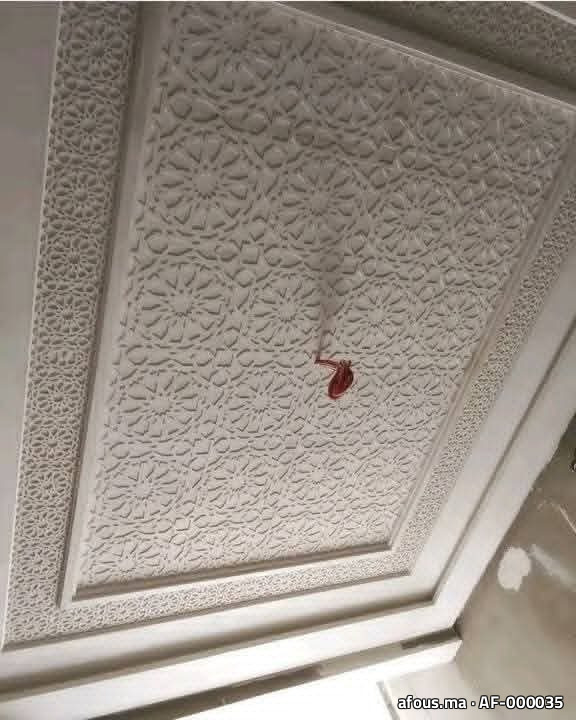 Plafond en plâtre sculpté à motif zellige ajouré dense — Marrakech