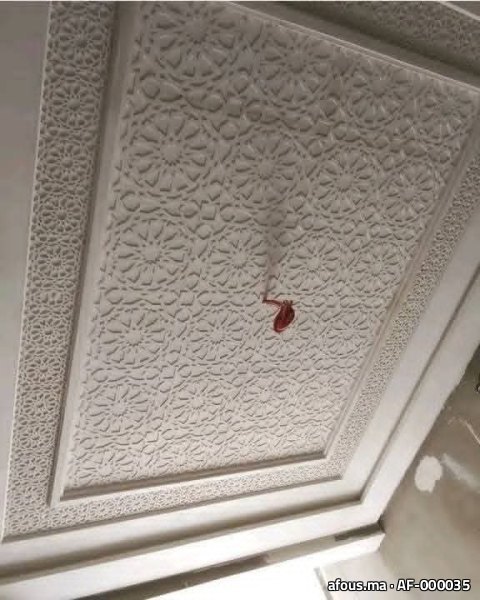 Plafond en plâtre sculpté à motif zellige ajouré dense