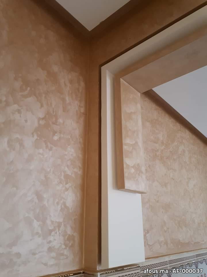 Angle de mur en enduit décoratif nacré camel à effet spatule — Taza