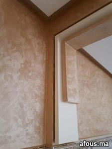 Angle de mur en enduit décoratif nacré camel à effet spatule — Taza