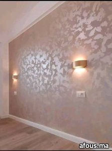Mur en enduit décoratif nacré rose-taupe à appliques dorées — Taza