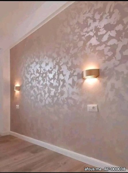 Mur en enduit décoratif nacré rose-taupe à appliques dorées — Taza