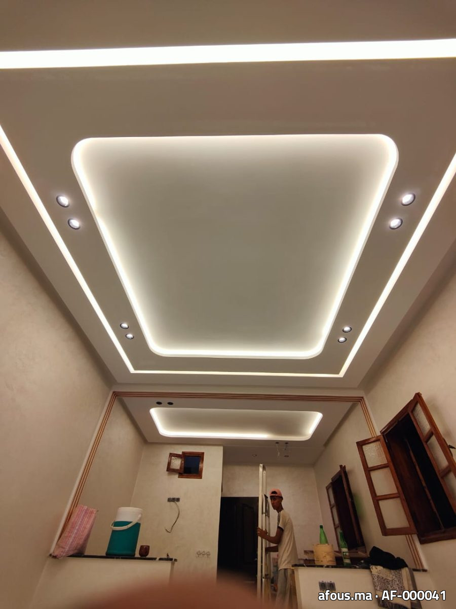 Faux plafond à caisson trapézoïdal à gorge LED et liseré bois — Marrakech