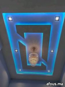 Faux plafond à gorge lumineuse LED bleue et lustre en cristal — Nador