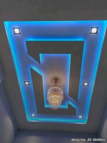 Faux plafond à gorge lumineuse LED bleue et lustre
