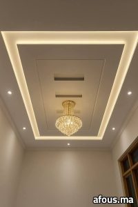 Faux plafond en plâtre à cadre lumineux LED et lustre en cristal — Témara