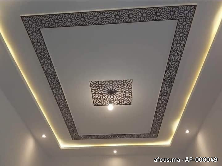 Faux plafond en plâtre à frise moucharabieh et médaillon central — Témara