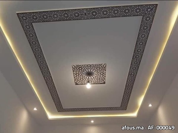 Faux plafond en plâtre à frise moucharabieh et médaillon central