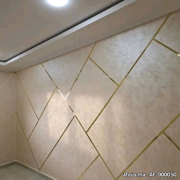 Mur en peinture décorative nacrée avec baguettes dorées géométriques