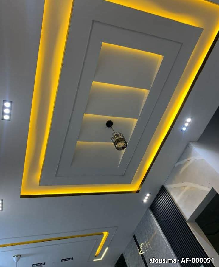 Faux plafond à cadres concentriques LED jaune et suspension — Tanger