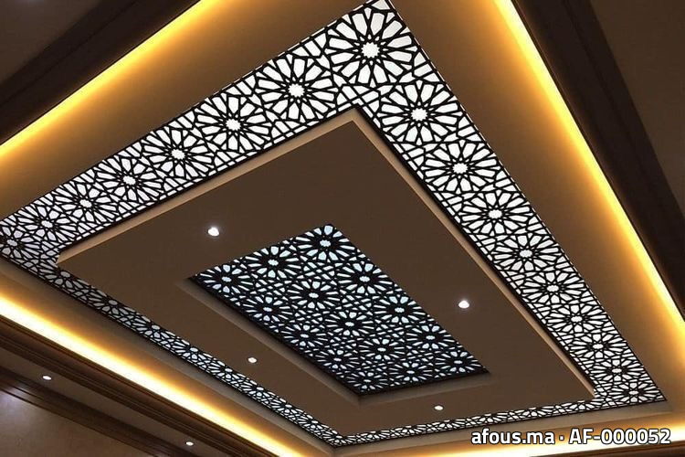 Faux plafond à panneaux moucharabieh découpés et rétroéclairage LED — Marrakech