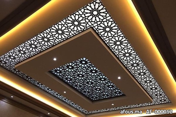 Faux plafond à panneaux moucharabieh découpés et rétroéclairage LED