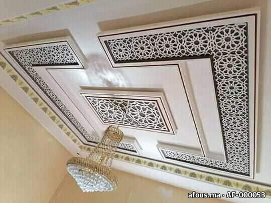 Faux plafond à frises arabesques noir et blanc avec lustre — Marrakech