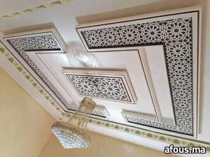 Faux plafond à frises arabesques noir et blanc avec lustre — Marrakech