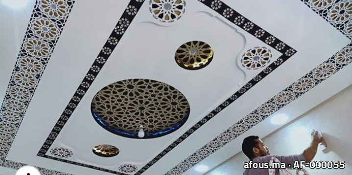 Faux plafond à frises arabesques noir et blanc et médaillon central — Marrakech