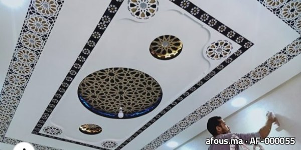 Faux plafond à frises arabesques noir et blanc et médaillon central