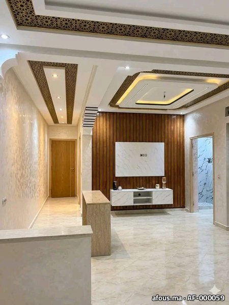 Séjour à faux plafond claustra doré et mur TV bois