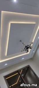 Faux plafond à cadre carré rétro-éclairé LED et lustre — Nador