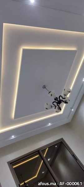 Faux plafond à cadre carré rétro-éclairé LED et lustre