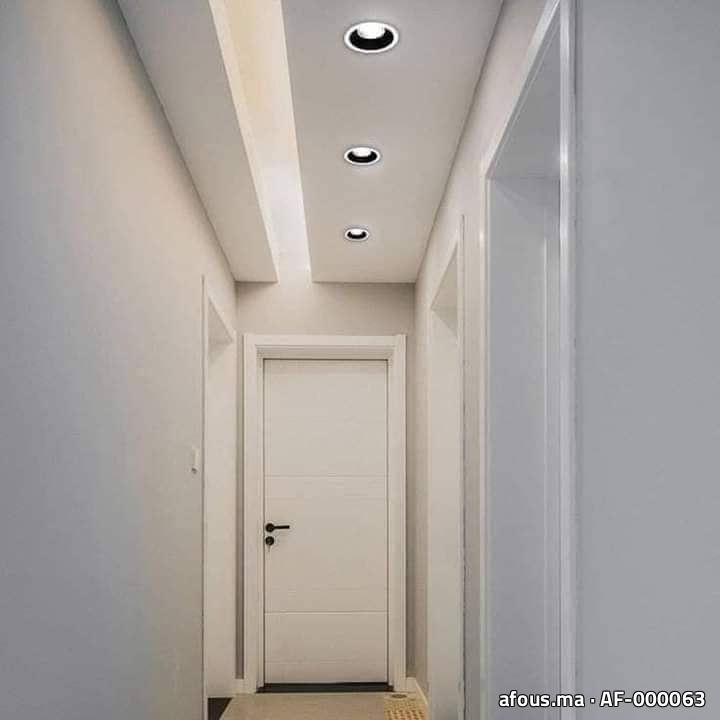 Couloir à faux plafond à retombée et spots encastrés — Nador