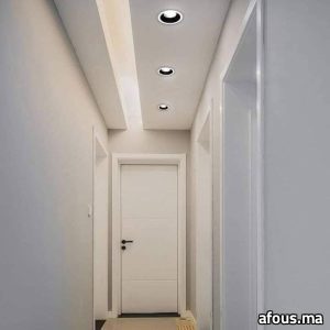 Couloir à faux plafond à retombée et spots encastrés — Nador