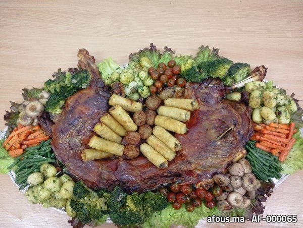Plat de méchoui garni de briouates et légumes vapeur — Rabat