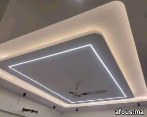 Faux plafond blanc à décroché courbe et lignes lumineuses LED — Nador