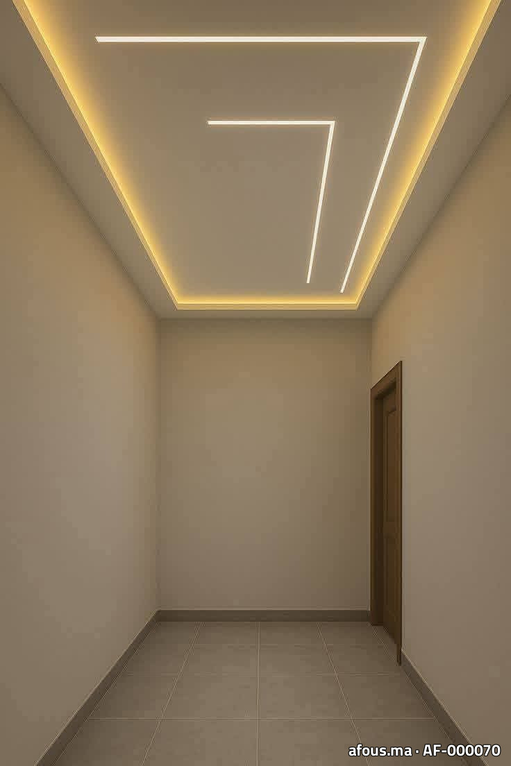 Faux plafond à contour lumineux LED trapézoïdal dans un couloir — Témara
