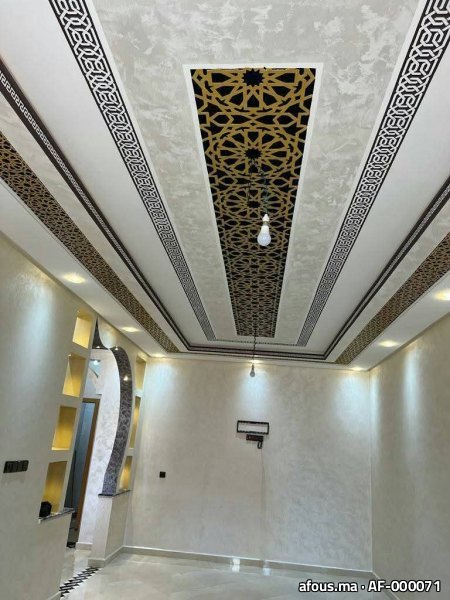Faux plafond à médaillon arabesque doré et frises grecques