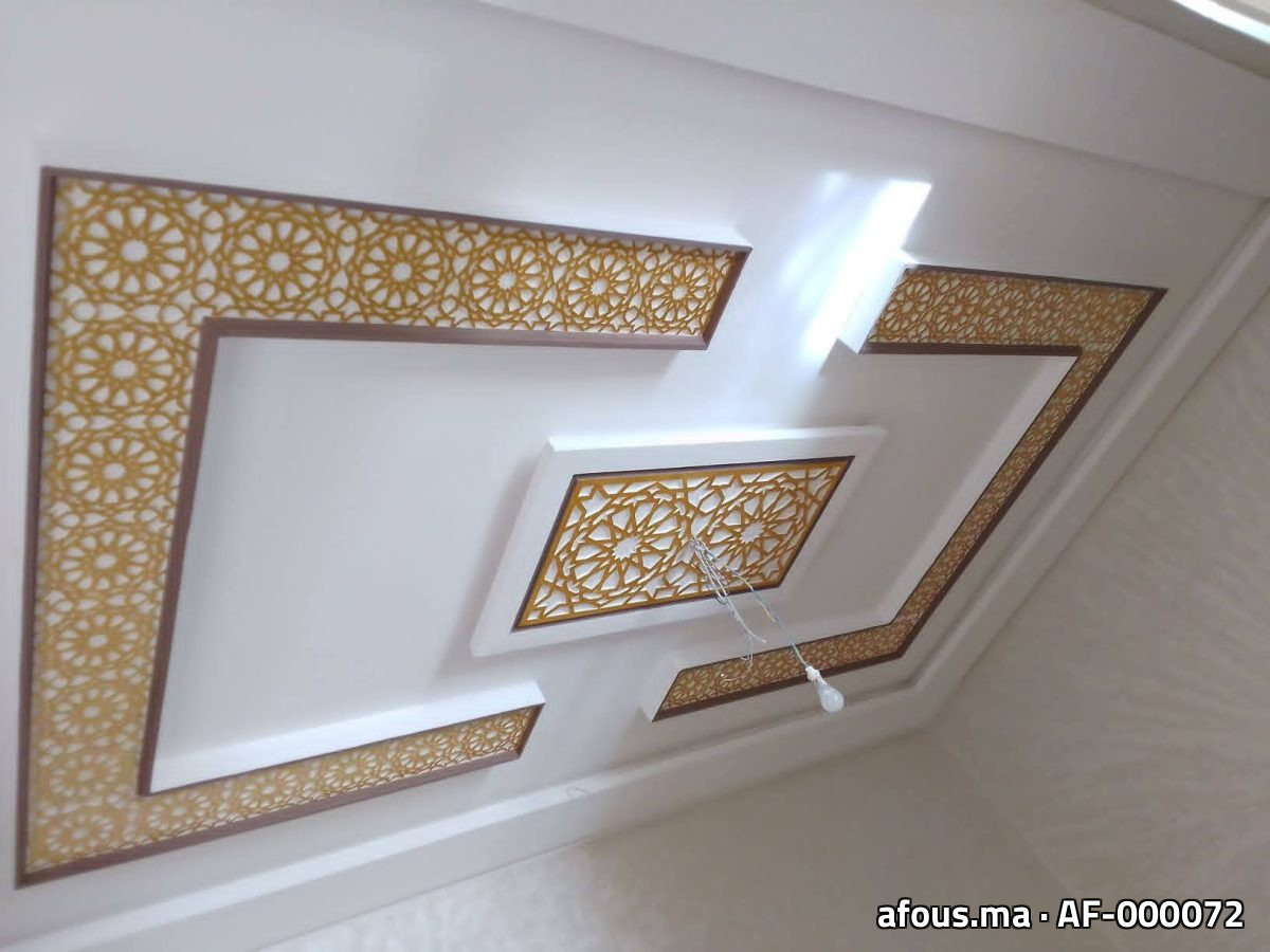 Faux plafond blanc à cadres moucharabieh dorés rétroéclairés — Marrakech