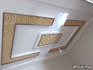 Faux plafond blanc à cadres moucharabieh dorés rétroéclairés — Marrakech